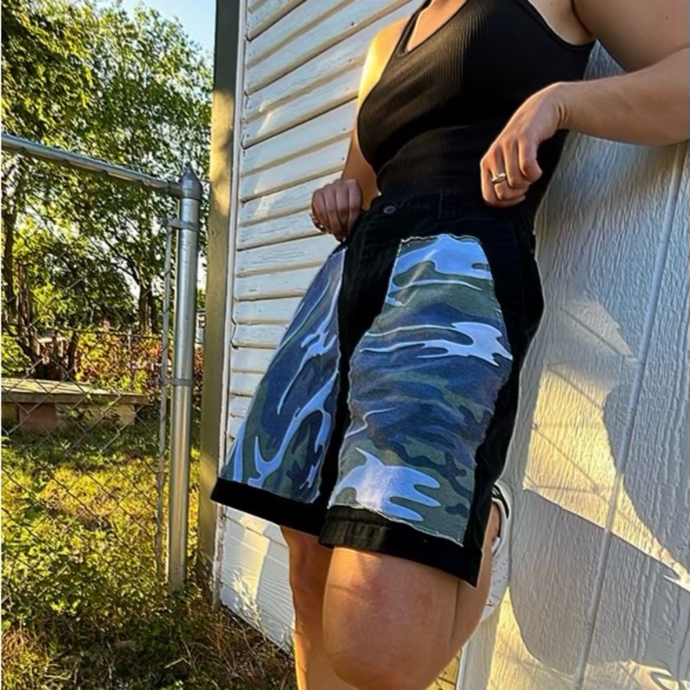 Black shorts with camo accent
